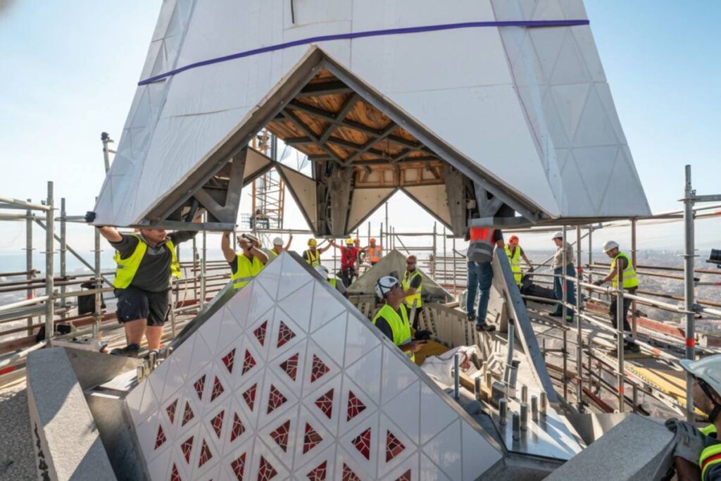 Inštalácia prvého prvku kríža.