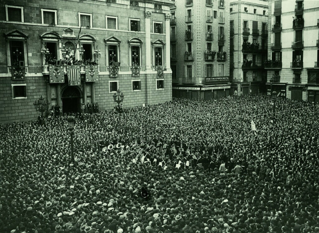 Vyhlásenie Druhej republiky na námestí Plaça de Sant Jaume v Barcelone. (foto: archív Banda Municipal de Barcelona)