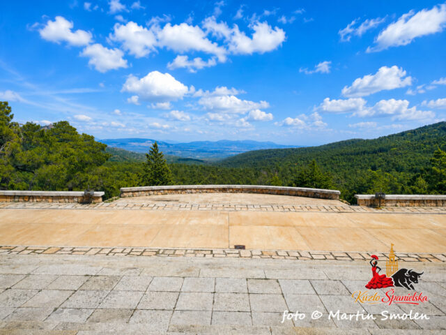Pohľad do okolia z námestia pred bazilikou vo Valle de Cuelgamuros - Valle de los Caídos. Použitý Ai svetelný filter.