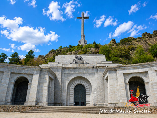 Hlavný vstup do baziliky aj s pohľadom na kríž na vrchole kopca vo Valle de Cuelgamuros - Valle de los Caídos. Použitý Ai svetelný filter.