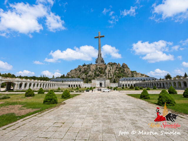 Pohľad na benediktínske opátstvo aj s krížom vo Valle de Cuelgamuros - Valle de los Caídos. Použitý Ai svetelný filter.