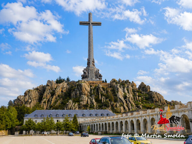 Pohľad na benediktínske opátstvo aj s krížom vo Valle de Cuelgamuros - Valle de los Caídos. Použitý Ai svetelný filter.