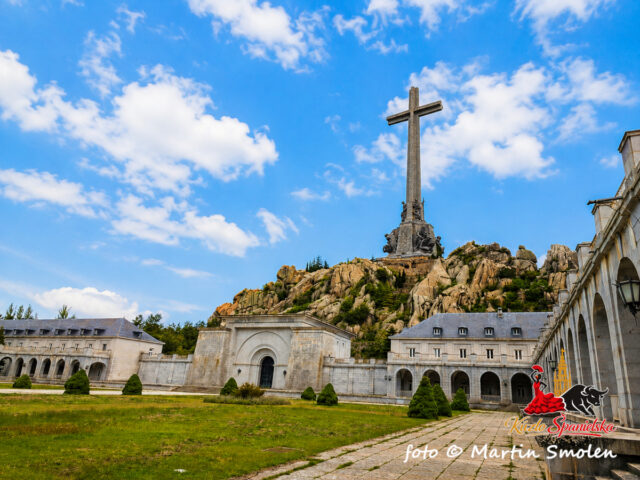 Pohľad na benediktínske opátstvo aj s krížom vo Valle de Cuelgamuros - Valle de los Caídos. Použitý Ai svetelný filter.